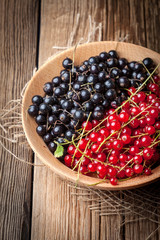 Redcurrant and blackcurrant in bowl.