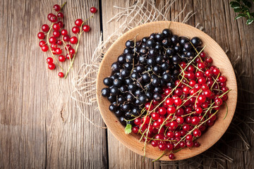Redcurrant and blackcurrant in bowl.