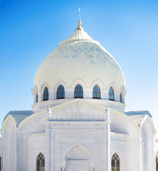 Купола белой мечети на голубом небе