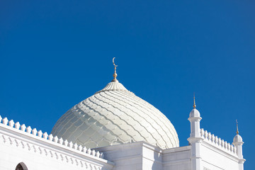 Купола белой мечети на голубом небе