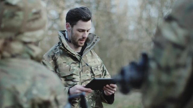 Army soldier giving instructions to team on training