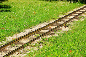 Schmalspurschienen einer Parkeisenbahn