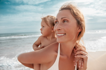 Mutter und Tochter haben spaß am Strand