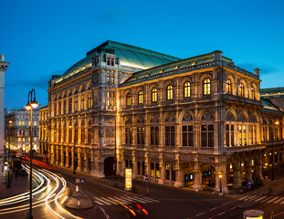 Fototapeta na wymiar Vienna State Opera at night