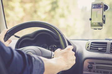 Hände am Lenkrad, Cockpit und Navigation, retro