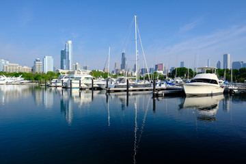 Fototapeta na wymiar Urban marina and Chicago skyline
