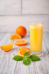Obraz na płótnie Canvas orange juice mint glass