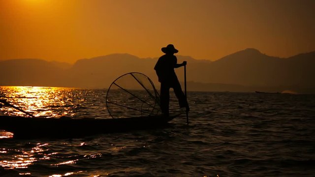 Video 1080p - Fisherman with a trap on a boat during sunset. Inle Lake, Myanmar