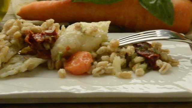 Ensalada de farro con bacalao