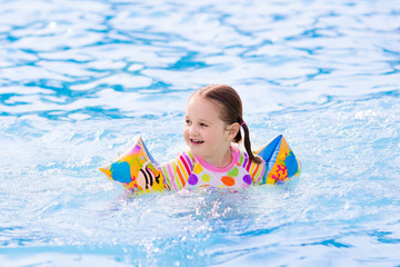 Fototapeta na wymiar Little girl in swimming pool