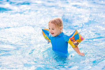 Fototapeta na wymiar Little boy in swimming pool