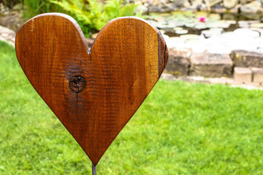 Herz im Garten aus Holz