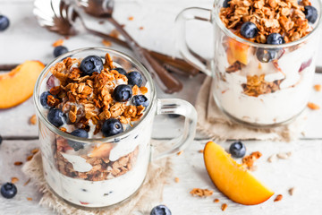 granola with yogurt and berries