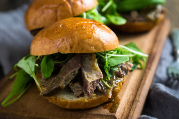 Hamburger with beef and arugula