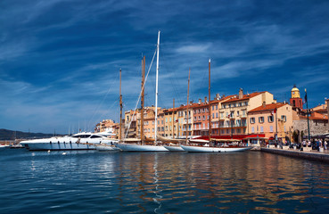 Voiliers et yachts amarrés au port à quai de Saint-Tropez, France.