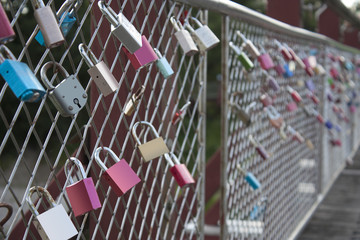 Liebesschlösser hängen am Zaun
