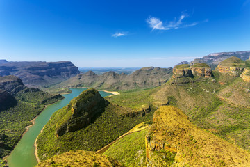 Republiek Zuid-Afrika - provincie Mpumalanga. Blyde River Canyon (de grootste groene canyon ter wereld, fragment van de Panorama Route) en The Three Rondavels (drie dolomiettoppen aan de rechterkant)