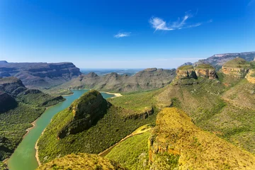 Fotobehang Republiek Zuid-Afrika - provincie Mpumalanga. Blyde River Canyon (de grootste groene canyon ter wereld, fragment van de Panorama Route) en The Three Rondavels (drie dolomiettoppen aan de rechterkant) © WitR