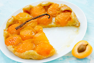 Delicious Tarte Tatin with apricots and vanilla