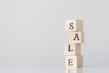 SALEの文字が書かれた木製のブロック