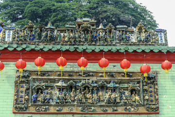 Obraz premium sculptures in the front of a Chinese temple in kuala lumpur, Malaysia