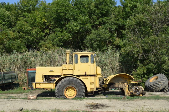 Big yellow tractor