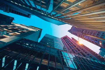 Photo sur Plexiglas construction de la ville Immeuble commercial moderne dans la nuit