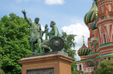 Fototapeta na wymiar Moscow, Russia - may 27, 2016: The Monument to Minin and Pozharsky on red square near St. Basil's Cathedral