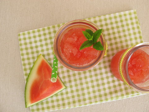 Slush Eis mit Melone und Minze