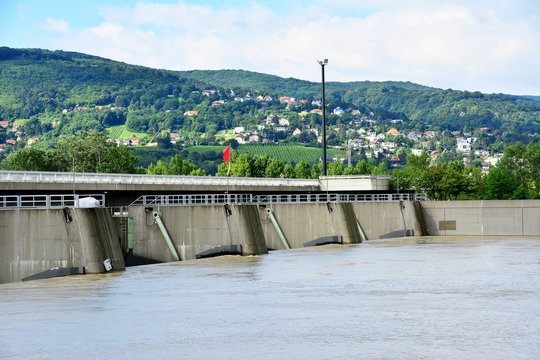 Einlaufbauwerk Langenzersdorf mit offener Schleuse bei Donau Hochwasser