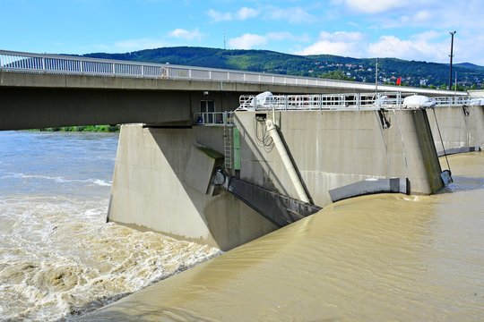 Einlaufbauwerk Langenzersdorf mit offener Schleuse bei Donau Hochwasser