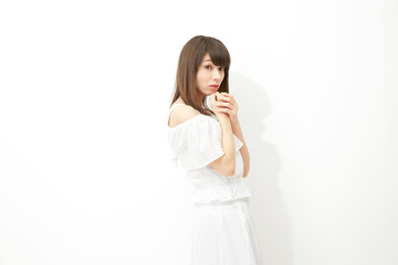 スタジオポートレート　女性　ストレートヘア　白バック