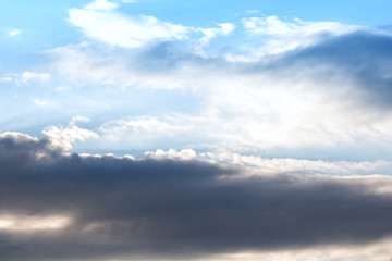 Turbulente Aussichten - Dramatischer Wolkenhimmel aus dunklen Wolken und strahlendem Blau