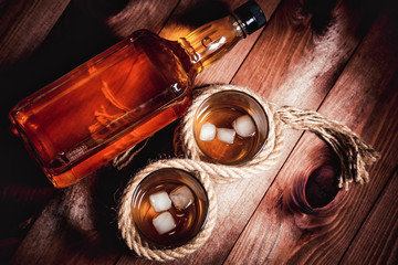 Rhum whisky bourbon dans un verre avec de la glace