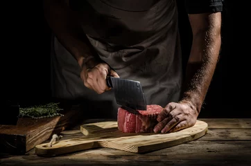 Plexiglas keuken achterwand Vlees Chef slager bereidt biefstuk