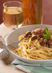 spaghetti con tonno, melanzane e capperi