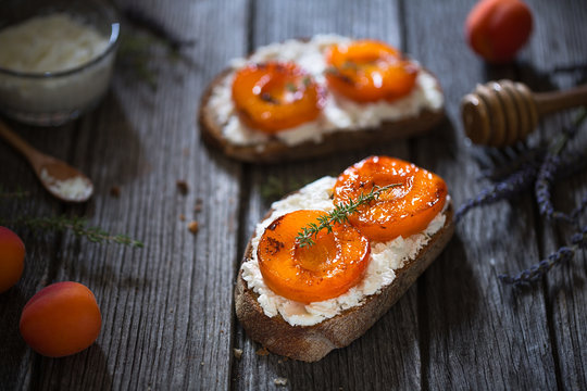 Tartines abricots, fromage de ch&egrave;vre, thym et miel