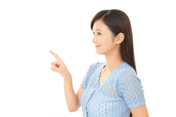 指示する笑顔の女性