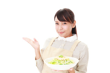 料理を運ぶ女性