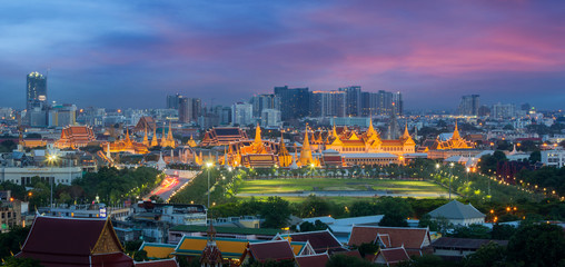 Fototapeta na wymiar Wat prakeaw with city background