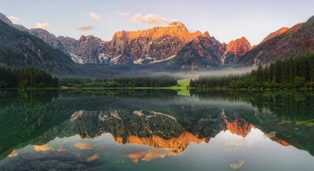 jezioro górskie w otoczeniu lasu i Alp Julijskich,Laghi di Fusine,Włochy
