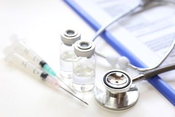 医療イメージ　カルテと聴診器