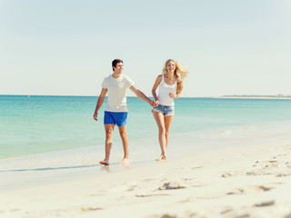 Naklejka premium Romantic young couple on the beach