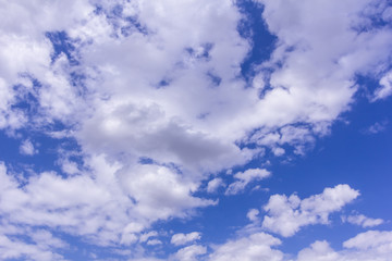 Obraz premium White clouds in blue sky