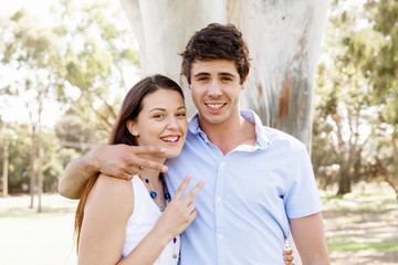 Obraz premium Young couple in the park celebrating