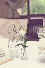 bouquet of white flowers. wedding table decor. festive table setting. festive table decoration.