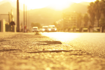 Obraz premium Sunlight from behind mountains at sunset time on the roadside in Salerno, Italy.