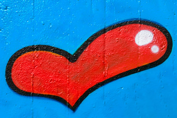 rotes Herz auf blauer Wand Graffiti 