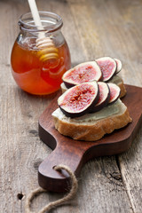 bread with figs, ricotta