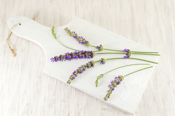 Naklejka premium Lavender flower branches on wooden tray